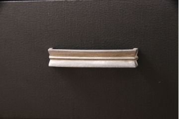 本箱をリペア&カスタム!斜め角の脚を取り付け。前面を天板の色味に合わせてペイント。(収納棚、戸棚、キャビネット)