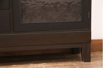 本箱をリペア&カスタム!斜め角の脚を取り付け。前面を天板の色味に合わせてペイント。(収納棚、戸棚、キャビネット)