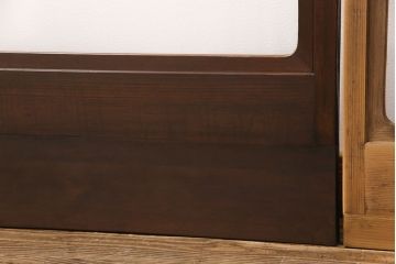 障子戸4枚をリペア&カスタム!設置場所2ヶ所に合わせてリサイズ。3枚は現状に近しい色味に着色しワックス仕上げ。1枚は引き手を取り付け、吊り戸仕様に加工。濃い茶色で着色し仕上げ。(引き戸、建具)