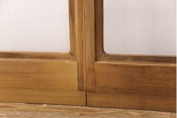 障子戸4枚をリペア&カスタム!設置場所2ヶ所に合わせてリサイズ。3枚は現状に近しい色味に着色しワックス仕上げ。1枚は引き手を取り付け、吊り戸仕様に加工。濃い茶色で着色し仕上げ。(引き戸、建具)