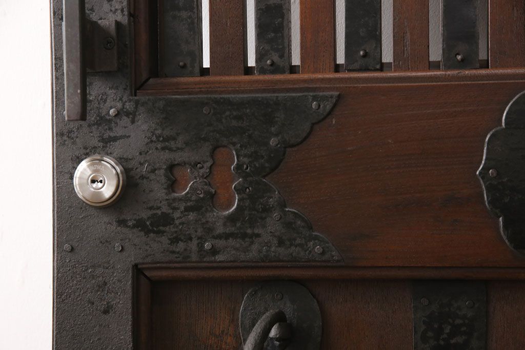 明治期の富山蔵戸をリペア&カスタム!吊り戸仕様に加工し、取っ手と鍵の取り付け。格子裏面にクリアガラスを入れ込み、現状に近しい色味に着色し仕上げ。(引き戸、玄関戸、建具)