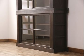 明治大正期の水屋箪笥キャビネットをリペア&カスタム!可動式の棚板を設置し、クリアガラスへ入れ替え。濃い茶色で着色し仕上げ。(食器棚、収納棚、戸棚)