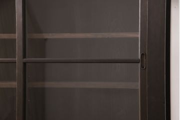明治大正期の水屋箪笥キャビネットをリペア&カスタム!可動式の棚板を設置し、クリアガラスへ入れ替え。濃い茶色で着色し仕上げ。(食器棚、収納棚、戸棚)