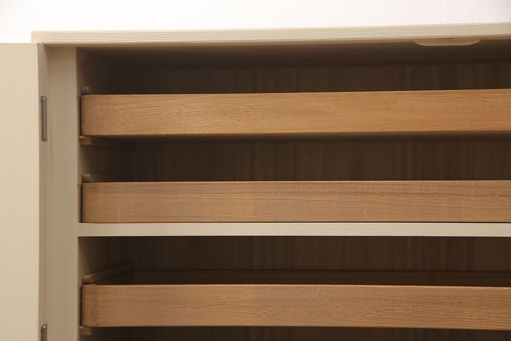 総桐箪笥をリペア&カスタム!三段重ねから中・下段のみの仕様に変更。中段上部の金具を取り外し、穴埋め加工。砥粉仕上げ。(衣装箪笥、着物箪笥、和タンス、桐たんす)