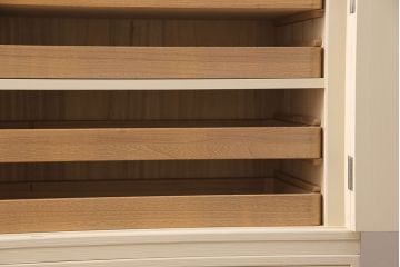 総桐箪笥をリペア&カスタム!三段重ねから中・下段のみの仕様に変更。中段上部の金具を取り外し、穴埋め加工。砥粉仕上げ。(衣装箪笥、着物箪笥、和タンス、桐たんす)