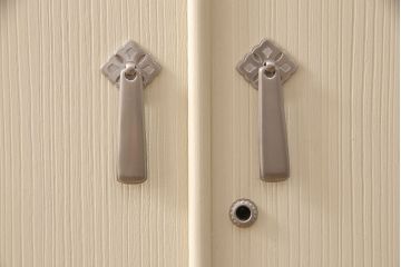 総桐箪笥をリペア&カスタム!三段重ねから中・下段のみの仕様に変更。中段上部の金具を取り外し、穴埋め加工。砥粉仕上げ。(衣装箪笥、着物箪笥、和タンス、桐たんす)