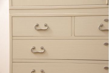 総桐箪笥をリペア&カスタム!三段重ねから中・下段のみの仕様に変更。中段上部の金具を取り外し、穴埋め加工。砥粉仕上げ。(衣装箪笥、着物箪笥、和タンス、桐たんす)