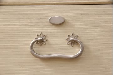 総桐箪笥をリペア&カスタム!三段重ねから中・下段のみの仕様に変更。中段上部の金具を取り外し、穴埋め加工。砥粉仕上げ。(衣装箪笥、着物箪笥、和タンス、桐たんす)