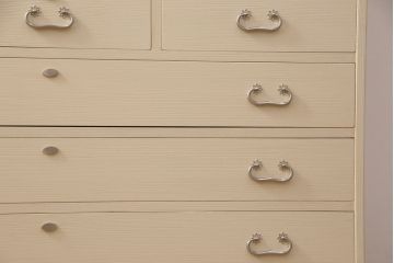 総桐箪笥をリペア&カスタム!三段重ねから中・下段のみの仕様に変更。中段上部の金具を取り外し、穴埋め加工。砥粉仕上げ。(衣装箪笥、着物箪笥、和タンス、桐たんす)