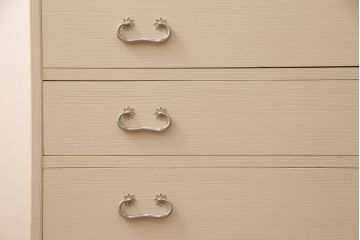 総桐箪笥をリペア&カスタム!三段重ねから中・下段のみの仕様に変更。中段上部の金具を取り外し、穴埋め加工。砥粉仕上げ。(衣装箪笥、着物箪笥、和タンス、桐たんす)