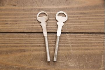 総桐箪笥をリペア&カスタム!三段重ねから中・下段のみの仕様に変更。中段上部の金具を取り外し、穴埋め加工。砥粉仕上げ。(衣装箪笥、着物箪笥、和タンス、桐たんす)