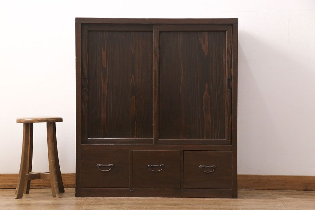 明治大正期の木製戸棚をリペア&カスタム!取り外し可能な棚板を新たに作成し、2段から3段の仕様へ変更。1トーン落ち着いた色味に着色し仕上げ。(収納棚、キャビネット)