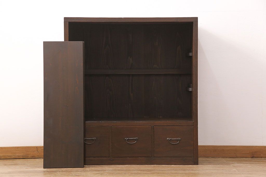 明治大正期の木製戸棚をリペア&カスタム!取り外し可能な棚板を新たに作成し、2段から3段の仕様へ変更。1トーン落ち着いた色味に着色し仕上げ。(収納棚、キャビネット)