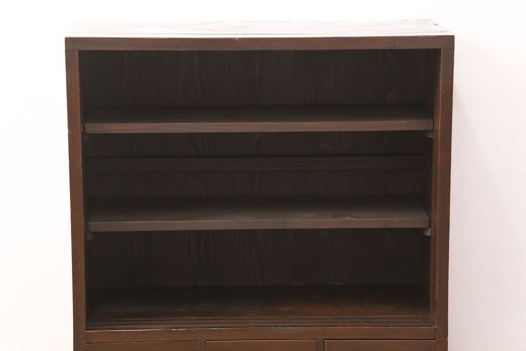 明治大正期の木製戸棚をリペア&カスタム!取り外し可能な棚板を新たに作成し、2段から3段の仕様へ変更。1トーン落ち着いた色味に着色し仕上げ。(収納棚、キャビネット)