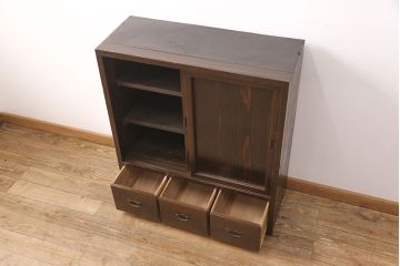 明治大正期の木製戸棚をリペア&カスタム!取り外し可能な棚板を新たに作成し、2段から3段の仕様へ変更。1トーン落ち着いた色味に着色し仕上げ。(収納棚、キャビネット)