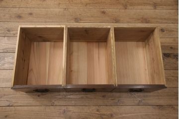 明治大正期の木製戸棚をリペア&カスタム!取り外し可能な棚板を新たに作成し、2段から3段の仕様へ変更。1トーン落ち着いた色味に着色し仕上げ。(収納棚、キャビネット)