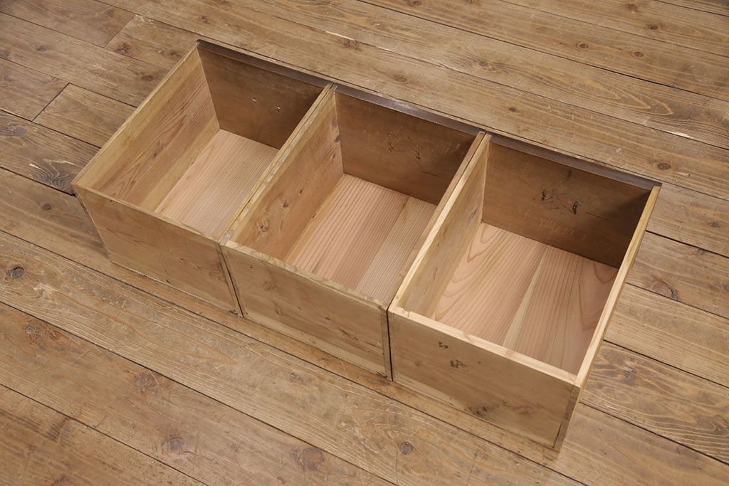 明治大正期の木製戸棚をリペア&カスタム!取り外し可能な棚板を新たに作成し、2段から3段の仕様へ変更。1トーン落ち着いた色味に着色し仕上げ。(収納棚、キャビネット)