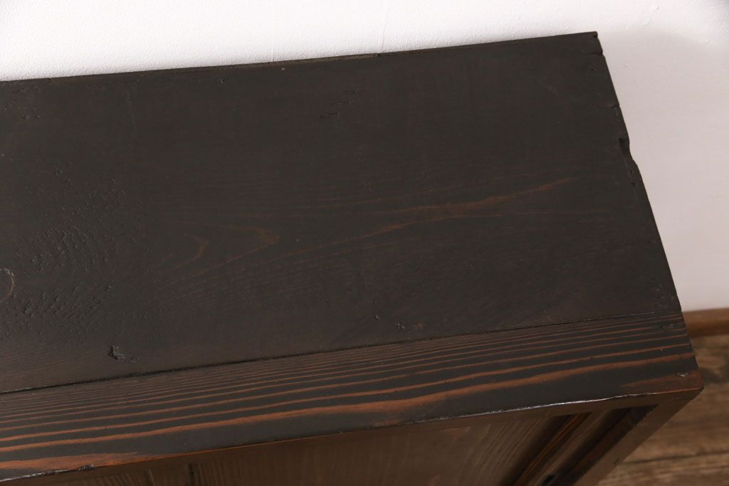 明治大正期の木製戸棚をリペア&カスタム!取り外し可能な棚板を新たに作成し、2段から3段の仕様へ変更。1トーン落ち着いた色味に着色し仕上げ。(収納棚、キャビネット)