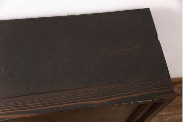 明治大正期の木製戸棚をリペア&カスタム!取り外し可能な棚板を新たに作成し、2段から3段の仕様へ変更。1トーン落ち着いた色味に着色し仕上げ。(収納棚、キャビネット)