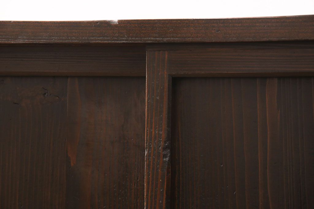 明治大正期の木製戸棚をリペア&カスタム!取り外し可能な棚板を新たに作成し、2段から3段の仕様へ変更。1トーン落ち着いた色味に着色し仕上げ。(収納棚、キャビネット)