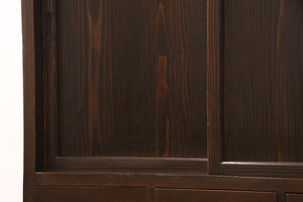 明治大正期の木製戸棚をリペア&カスタム!取り外し可能な棚板を新たに作成し、2段から3段の仕様へ変更。1トーン落ち着いた色味に着色し仕上げ。(収納棚、キャビネット)