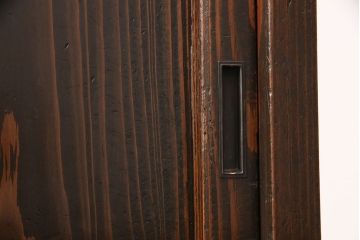 明治大正期の木製戸棚をリペア&カスタム!取り外し可能な棚板を新たに作成し、2段から3段の仕様へ変更。1トーン落ち着いた色味に着色し仕上げ。(収納棚、キャビネット)