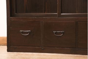 明治大正期の木製戸棚をリペア&カスタム!取り外し可能な棚板を新たに作成し、2段から3段の仕様へ変更。1トーン落ち着いた色味に着色し仕上げ。(収納棚、キャビネット)