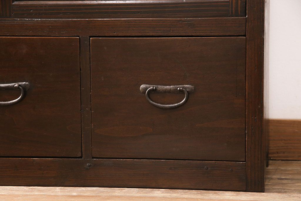 明治大正期の木製戸棚をリペア&カスタム!取り外し可能な棚板を新たに作成し、2段から3段の仕様へ変更。1トーン落ち着いた色味に着色し仕上げ。(収納棚、キャビネット)