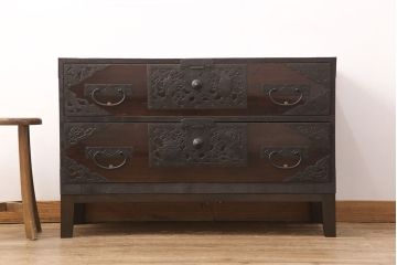 佐渡箪笥をリペア&カスタム!天板補強と背面に配線用の穴加工を施し、角脚の取り付け。金具は黒染めし、本体は現状に近しい色味に着色し仕上げ。(衣装箪笥、時代箪笥、リビングボード、チェスト、引き出し、テレビ台、テレビボード)