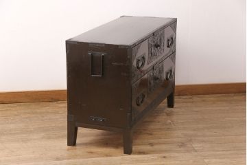 佐渡箪笥をリペア&カスタム!天板補強と背面に配線用の穴加工を施し、角脚の取り付け。金具は黒染めし、本体は現状に近しい色味に着色し仕上げ。(衣装箪笥、時代箪笥、リビングボード、チェスト、引き出し、テレビ台、テレビボード)