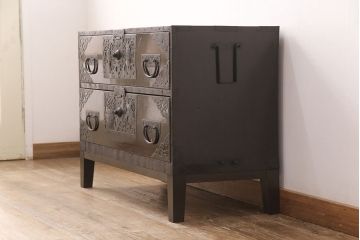 佐渡箪笥をリペア&カスタム!天板補強と背面に配線用の穴加工を施し、角脚の取り付け。金具は黒染めし、本体は現状に近しい色味に着色し仕上げ。(衣装箪笥、時代箪笥、リビングボード、チェスト、引き出し、テレビ台、テレビボード)