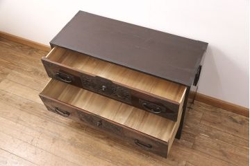 佐渡箪笥をリペア&カスタム!天板補強と背面に配線用の穴加工を施し、角脚の取り付け。金具は黒染めし、本体は現状に近しい色味に着色し仕上げ。(衣装箪笥、時代箪笥、リビングボード、チェスト、引き出し、テレビ台、テレビボード)