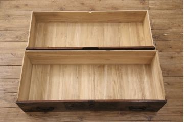 佐渡箪笥をリペア&カスタム!天板補強と背面に配線用の穴加工を施し、角脚の取り付け。金具は黒染めし、本体は現状に近しい色味に着色し仕上げ。(衣装箪笥、時代箪笥、リビングボード、チェスト、引き出し、テレビ台、テレビボード)