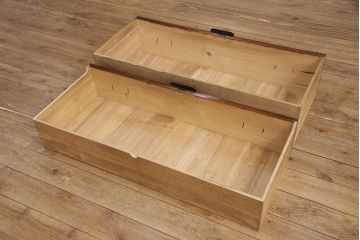 佐渡箪笥をリペア&カスタム!天板補強と背面に配線用の穴加工を施し、角脚の取り付け。金具は黒染めし、本体は現状に近しい色味に着色し仕上げ。(衣装箪笥、時代箪笥、リビングボード、チェスト、引き出し、テレビ台、テレビボード)