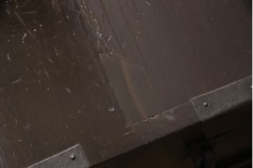 佐渡箪笥をリペア&カスタム!天板補強と背面に配線用の穴加工を施し、角脚の取り付け。金具は黒染めし、本体は現状に近しい色味に着色し仕上げ。(衣装箪笥、時代箪笥、リビングボード、チェスト、引き出し、テレビ台、テレビボード)