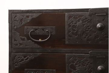 佐渡箪笥をリペア&カスタム!天板補強と背面に配線用の穴加工を施し、角脚の取り付け。金具は黒染めし、本体は現状に近しい色味に着色し仕上げ。(衣装箪笥、時代箪笥、リビングボード、チェスト、引き出し、テレビ台、テレビボード)