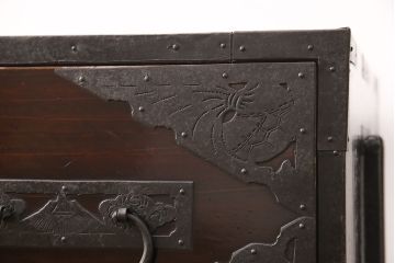 佐渡箪笥をリペア&カスタム!天板補強と背面に配線用の穴加工を施し、角脚の取り付け。金具は黒染めし、本体は現状に近しい色味に着色し仕上げ。(衣装箪笥、時代箪笥、リビングボード、チェスト、引き出し、テレビ台、テレビボード)