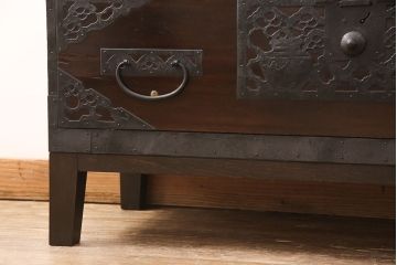 佐渡箪笥をリペア&カスタム!天板補強と背面に配線用の穴加工を施し、角脚の取り付け。金具は黒染めし、本体は現状に近しい色味に着色し仕上げ。(衣装箪笥、時代箪笥、リビングボード、チェスト、引き出し、テレビ台、テレビボード)