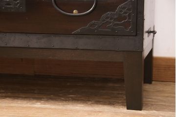 佐渡箪笥をリペア&カスタム!天板補強と背面に配線用の穴加工を施し、角脚の取り付け。金具は黒染めし、本体は現状に近しい色味に着色し仕上げ。(衣装箪笥、時代箪笥、リビングボード、チェスト、引き出し、テレビ台、テレビボード)