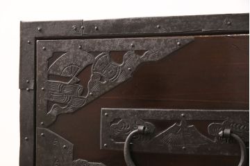 佐渡箪笥をリペア&カスタム!天板補強と背面に配線用の穴加工を施し、角脚の取り付け。金具は黒染めし、本体は現状に近しい色味に着色し仕上げ。(衣装箪笥、時代箪笥、リビングボード、チェスト、引き出し、テレビ台、テレビボード)