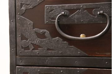 佐渡箪笥をリペア&カスタム!天板補強と背面に配線用の穴加工を施し、角脚の取り付け。金具は黒染めし、本体は現状に近しい色味に着色し仕上げ。(衣装箪笥、時代箪笥、リビングボード、チェスト、引き出し、テレビ台、テレビボード)