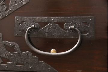 佐渡箪笥をリペア&カスタム!天板補強と背面に配線用の穴加工を施し、角脚の取り付け。金具は黒染めし、本体は現状に近しい色味に着色し仕上げ。(衣装箪笥、時代箪笥、リビングボード、チェスト、引き出し、テレビ台、テレビボード)