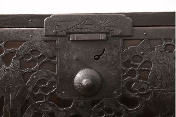 佐渡箪笥をリペア&カスタム!天板補強と背面に配線用の穴加工を施し、角脚の取り付け。金具は黒染めし、本体は現状に近しい色味に着色し仕上げ。(衣装箪笥、時代箪笥、リビングボード、チェスト、引き出し、テレビ台、テレビボード)