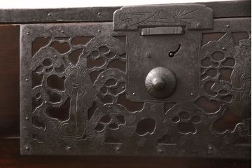 佐渡箪笥をリペア&カスタム!天板補強と背面に配線用の穴加工を施し、角脚の取り付け。金具は黒染めし、本体は現状に近しい色味に着色し仕上げ。(衣装箪笥、時代箪笥、リビングボード、チェスト、引き出し、テレビ台、テレビボード)