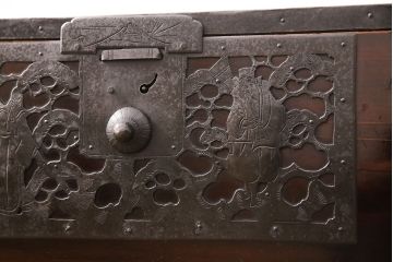 佐渡箪笥をリペア&カスタム!天板補強と背面に配線用の穴加工を施し、角脚の取り付け。金具は黒染めし、本体は現状に近しい色味に着色し仕上げ。(衣装箪笥、時代箪笥、リビングボード、チェスト、引き出し、テレビ台、テレビボード)