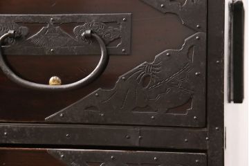 佐渡箪笥をリペア&カスタム!天板補強と背面に配線用の穴加工を施し、角脚の取り付け。金具は黒染めし、本体は現状に近しい色味に着色し仕上げ。(衣装箪笥、時代箪笥、リビングボード、チェスト、引き出し、テレビ台、テレビボード)