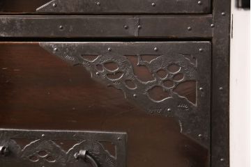 佐渡箪笥をリペア&カスタム!天板補強と背面に配線用の穴加工を施し、角脚の取り付け。金具は黒染めし、本体は現状に近しい色味に着色し仕上げ。(衣装箪笥、時代箪笥、リビングボード、チェスト、引き出し、テレビ台、テレビボード)