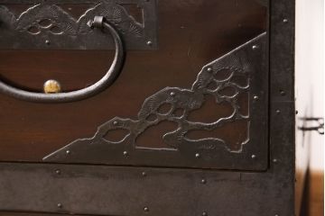 佐渡箪笥をリペア&カスタム!天板補強と背面に配線用の穴加工を施し、角脚の取り付け。金具は黒染めし、本体は現状に近しい色味に着色し仕上げ。(衣装箪笥、時代箪笥、リビングボード、チェスト、引き出し、テレビ台、テレビボード)