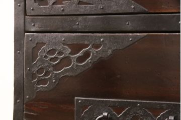 佐渡箪笥をリペア&カスタム!天板補強と背面に配線用の穴加工を施し、角脚の取り付け。金具は黒染めし、本体は現状に近しい色味に着色し仕上げ。(衣装箪笥、時代箪笥、リビングボード、チェスト、引き出し、テレビ台、テレビボード)