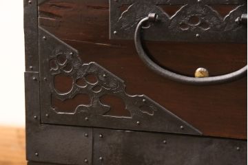 佐渡箪笥をリペア&カスタム!天板補強と背面に配線用の穴加工を施し、角脚の取り付け。金具は黒染めし、本体は現状に近しい色味に着色し仕上げ。(衣装箪笥、時代箪笥、リビングボード、チェスト、引き出し、テレビ台、テレビボード)